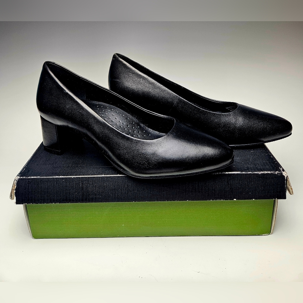 NIB Trotters Black Leather Kari Pumps Block Heel Size 7, 8, 9 1/2